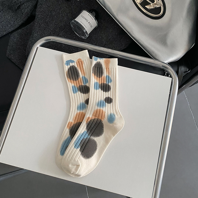 Tie-dye sokken met stippen
