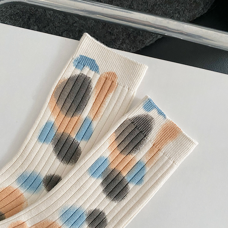 Tie-dye sokken met stippen