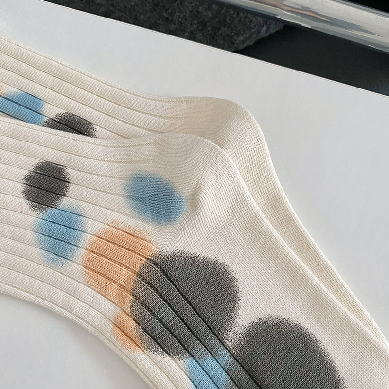 Tie-dye sokken met stippen