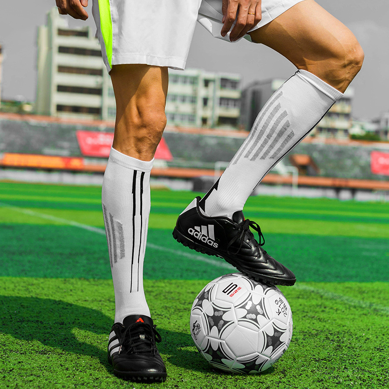 Ademende, sneldrogende voetbalsokken